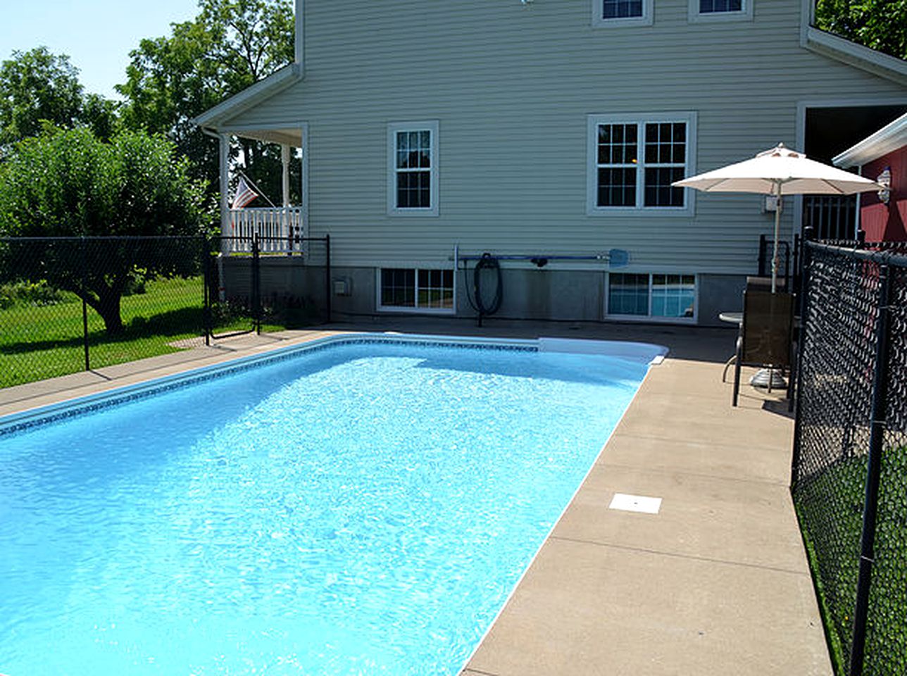 Romantic Suite Rental with a Solar Heated Pool near Niagara-on-the-Lake, Ontario