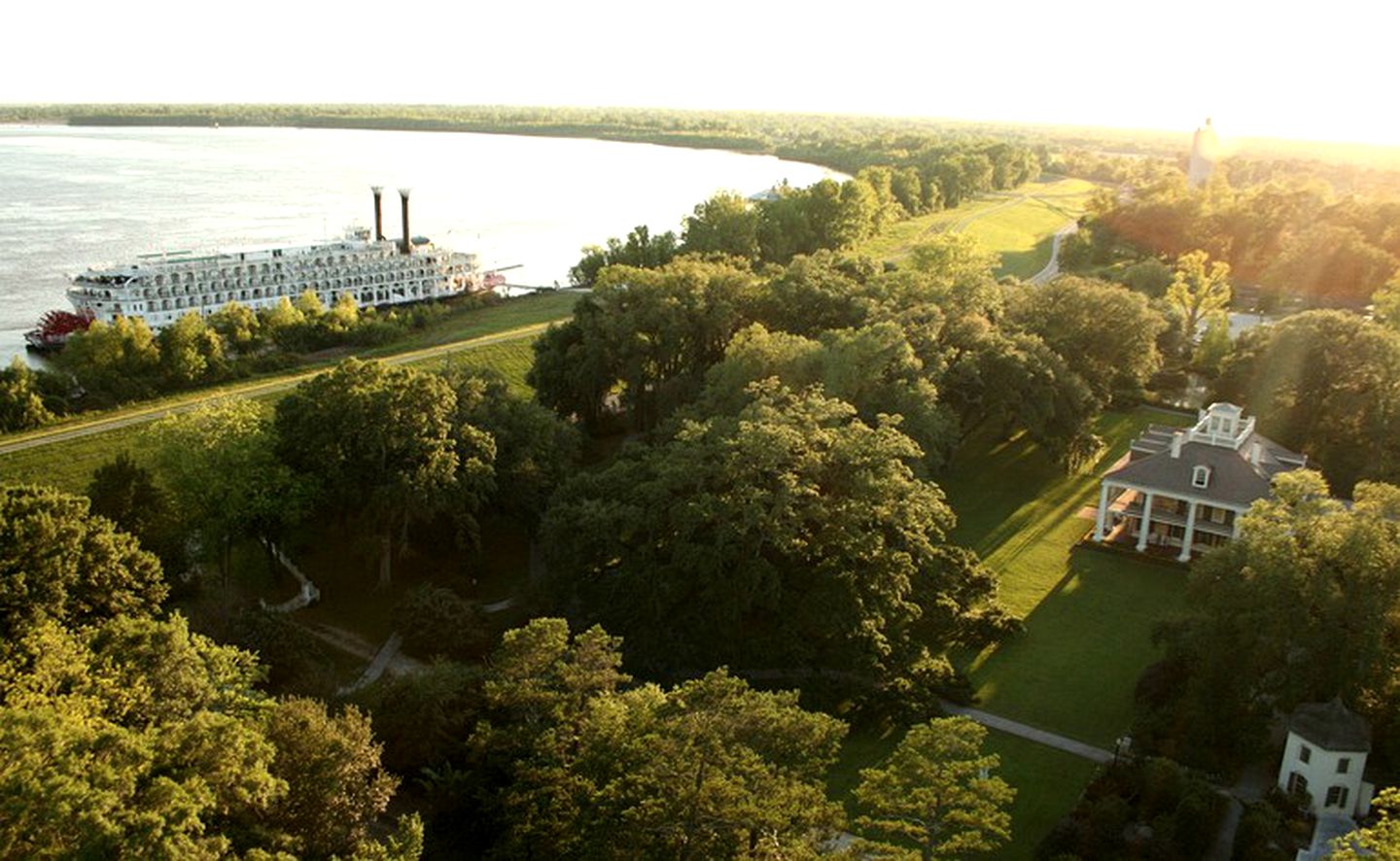 Old World Style Accommodation on a Stunning Plantation near the Mississippi River in Darrow, Louisiana