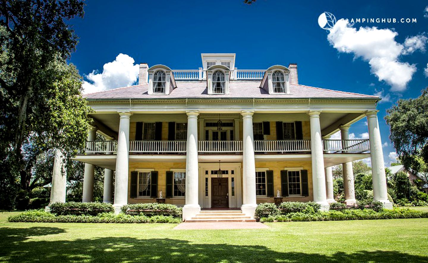 Old World Style Accommodation on a Stunning Plantation near the Mississippi River in Darrow, Louisiana