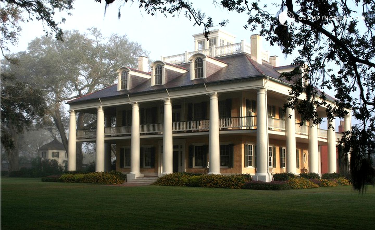 Old World Style Accommodation on a Stunning Plantation near the Mississippi River in Darrow, Louisiana