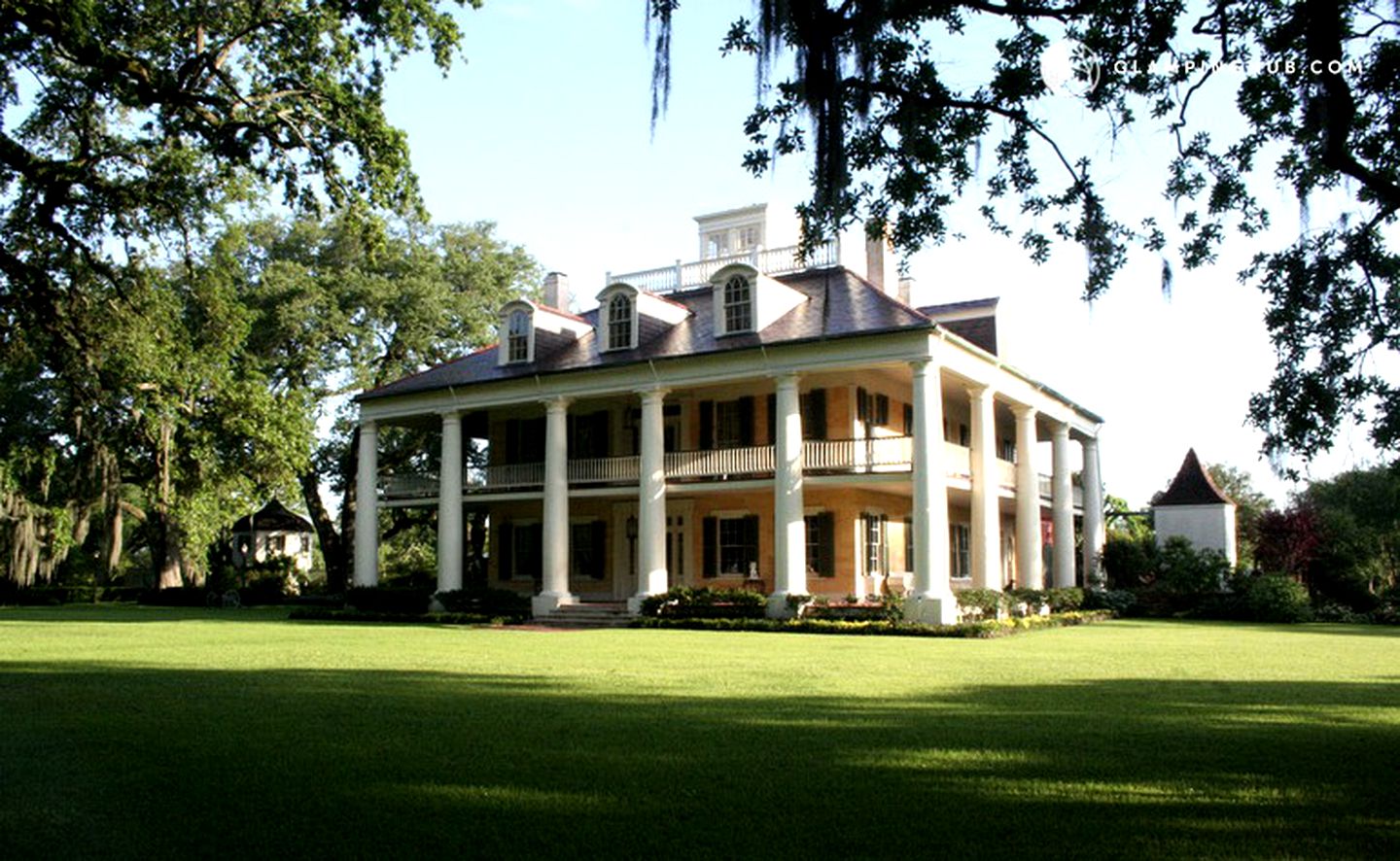 Old World Style Accommodation on a Stunning Plantation near the Mississippi River in Darrow, Louisiana