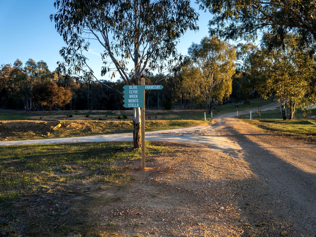 Peaceful Farmstay Tiny House Surrounded by Wildlife near Pyrenees Wineries, Victoria