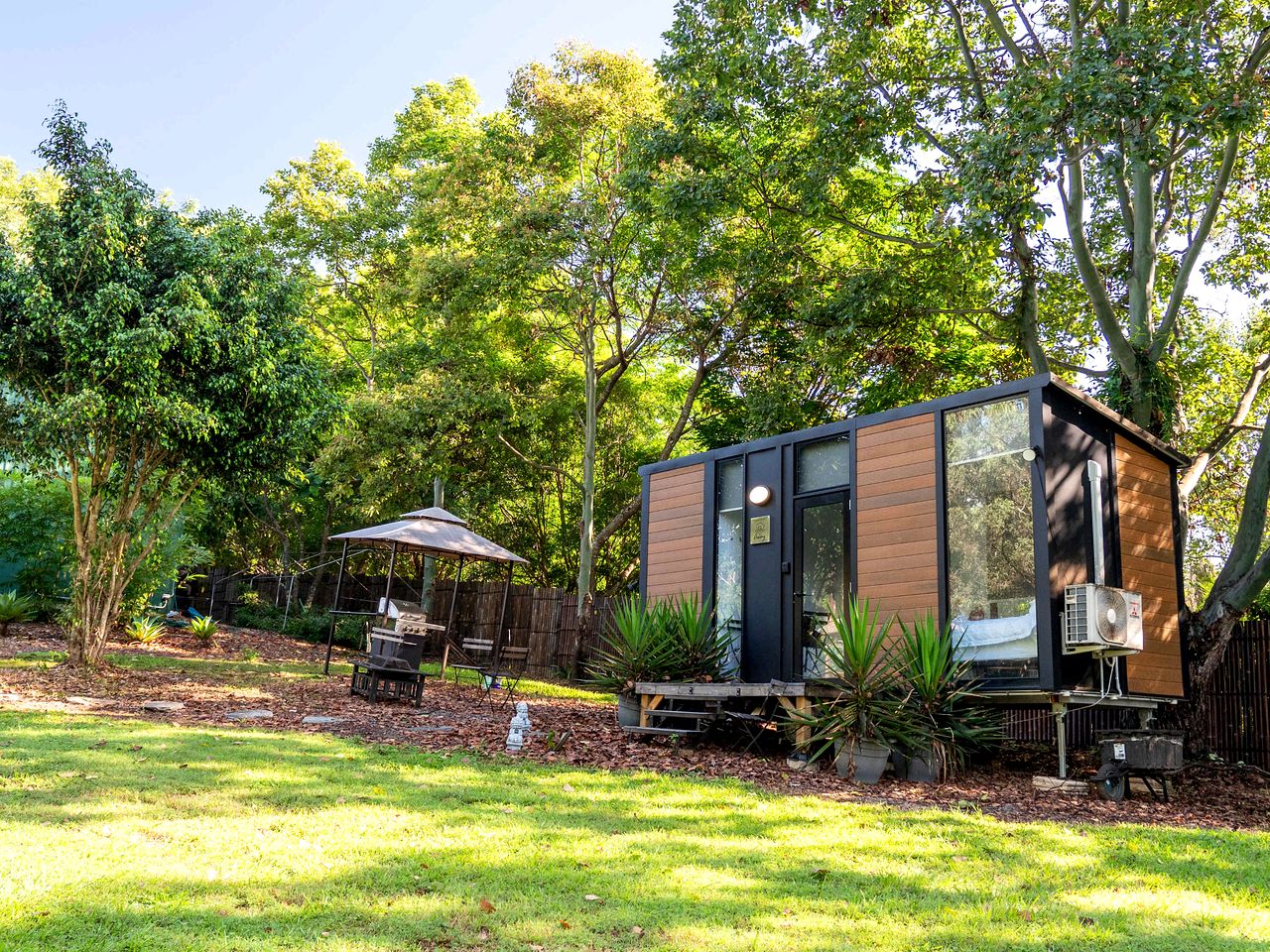 Lovely Tiny House with Beautiful Landscape Views in Samford Valley, Queensland