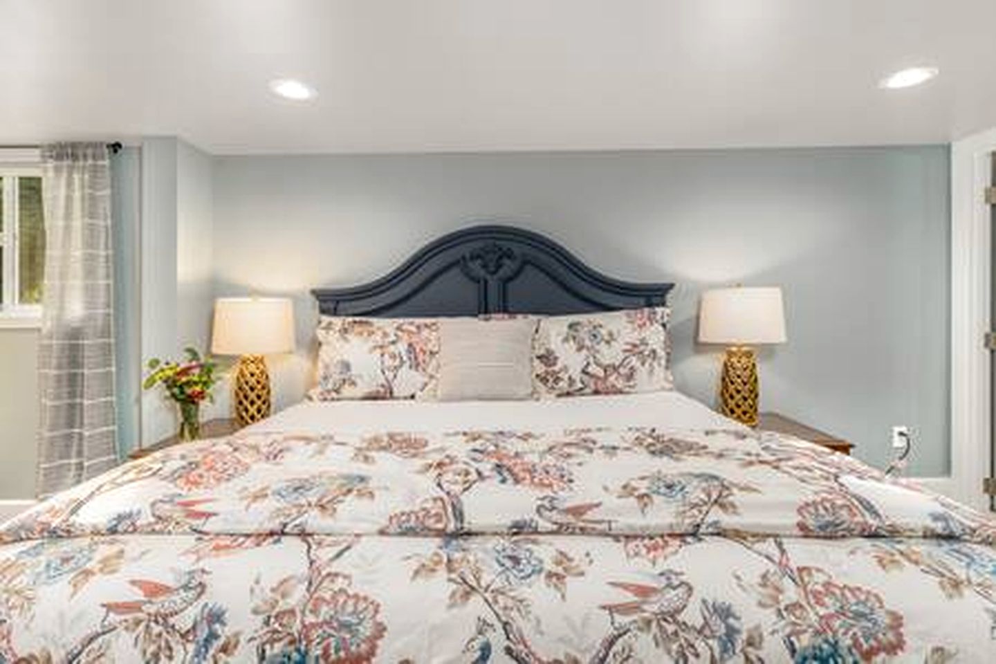 Peaceful Stylish Coastal Retreat with Private Entrance & Fenced Patio near Port Angeles Fine Arts Center, Port Angeles, WA