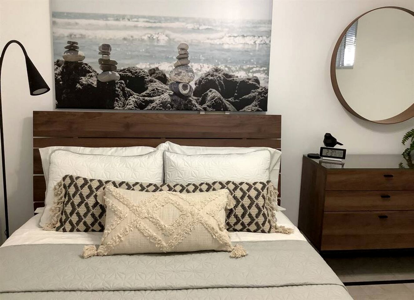 Beachfront Cottage with Stunning Sights in Leamington, Ontario