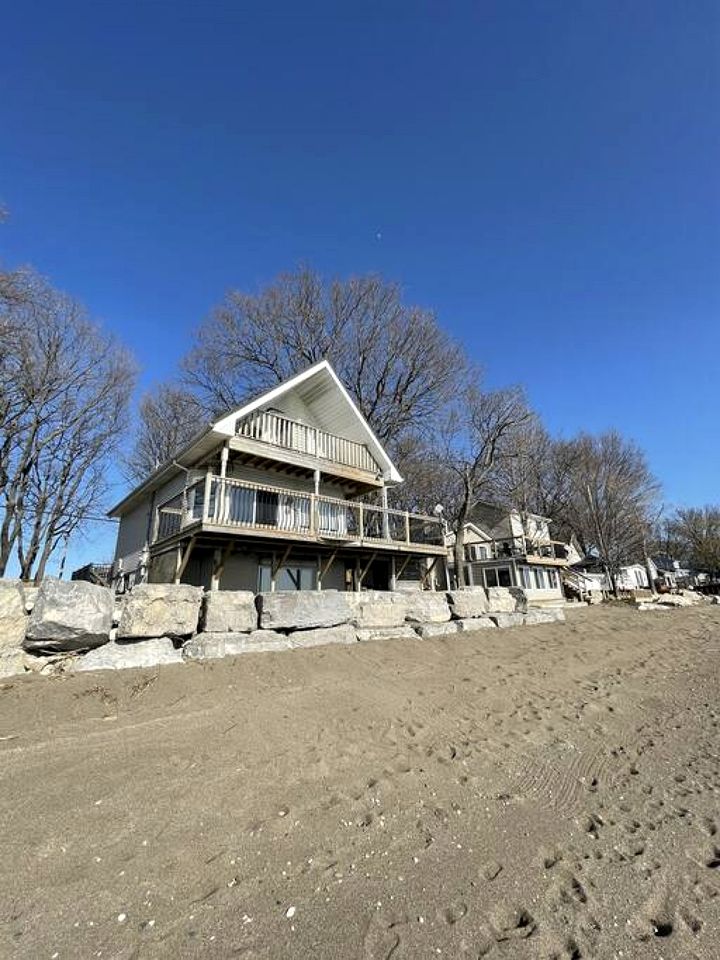 Beachfront Cottage with Stunning Sights in Leamington, Ontario