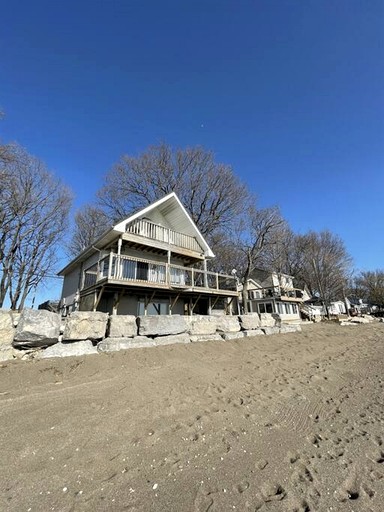 Cottages (Canada, Leamington, Ontario)