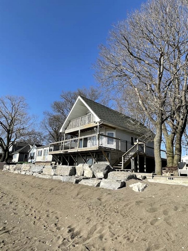Beachfront Cottage with Stunning Sights in Leamington, Ontario