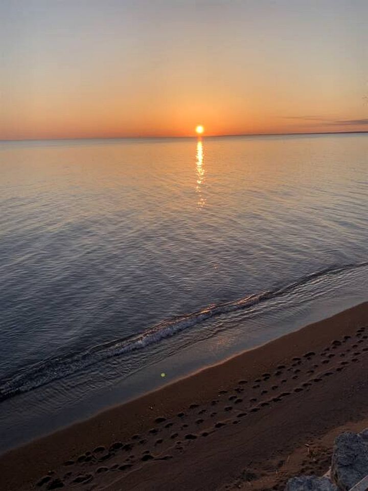 Beachfront Cottage with Stunning Sights in Leamington, Ontario