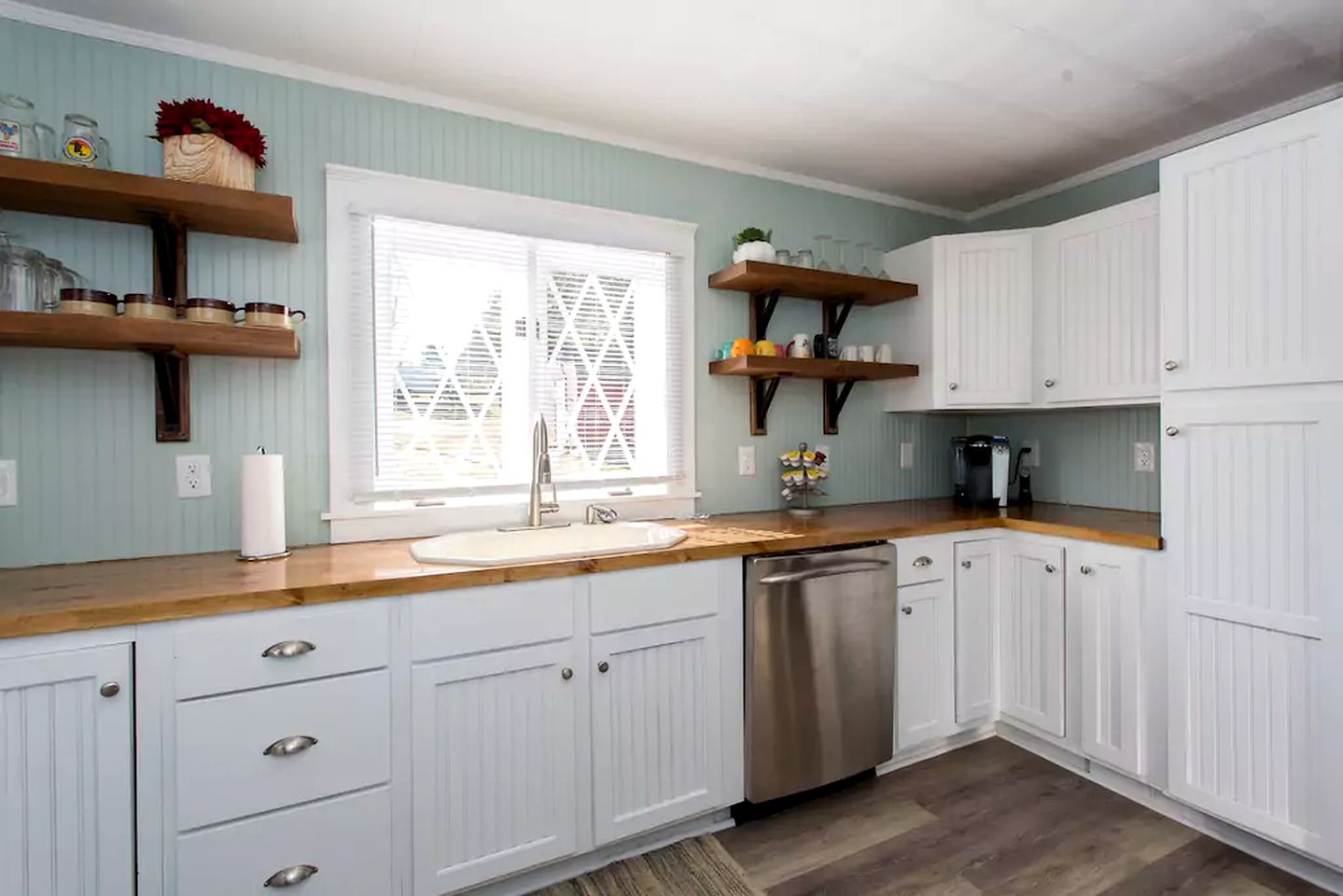 Spacious Cottage Getaway with Hot Tub near the Shenandoah River, Virginia