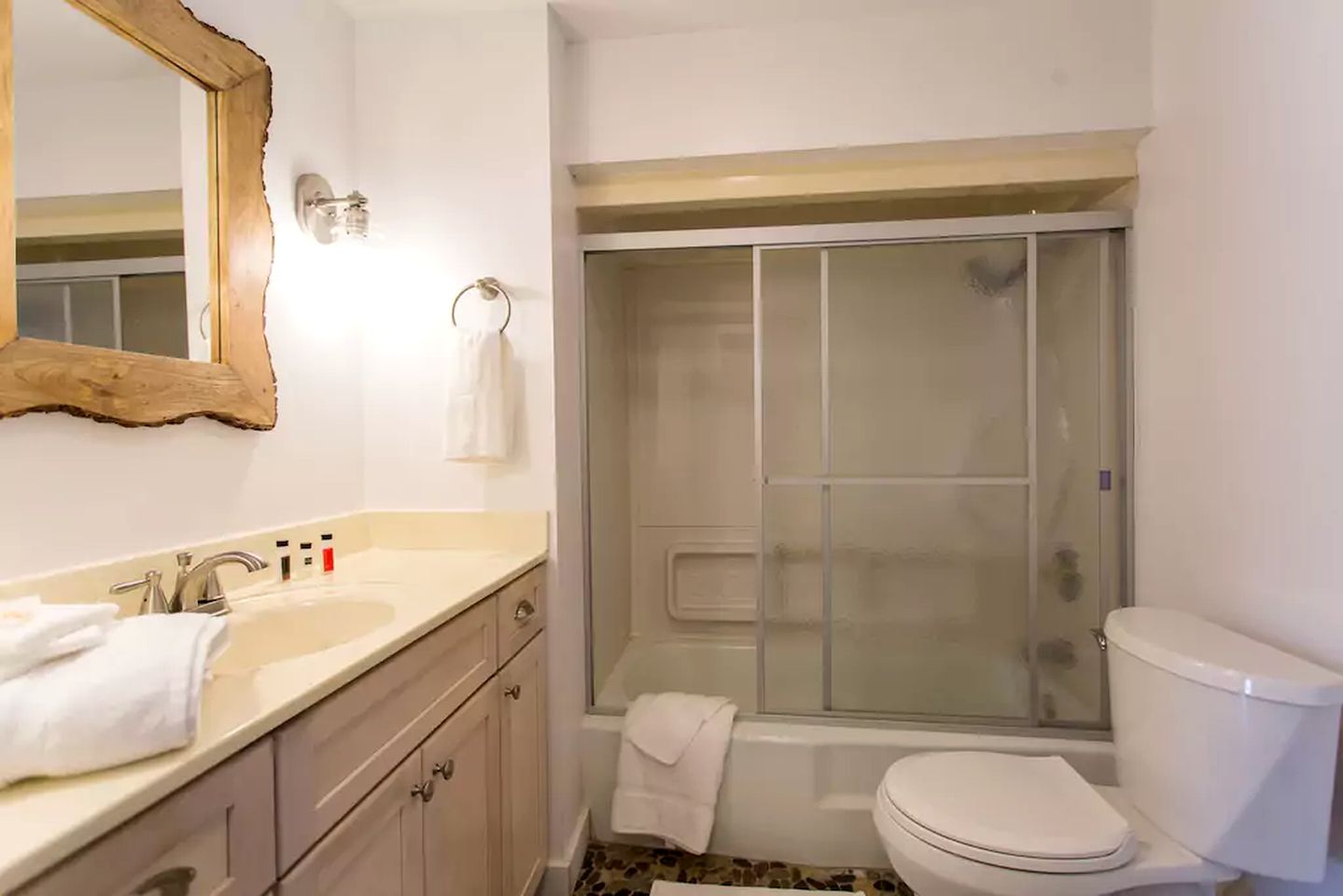 Spacious Cottage Getaway with Hot Tub near the Shenandoah River, Virginia