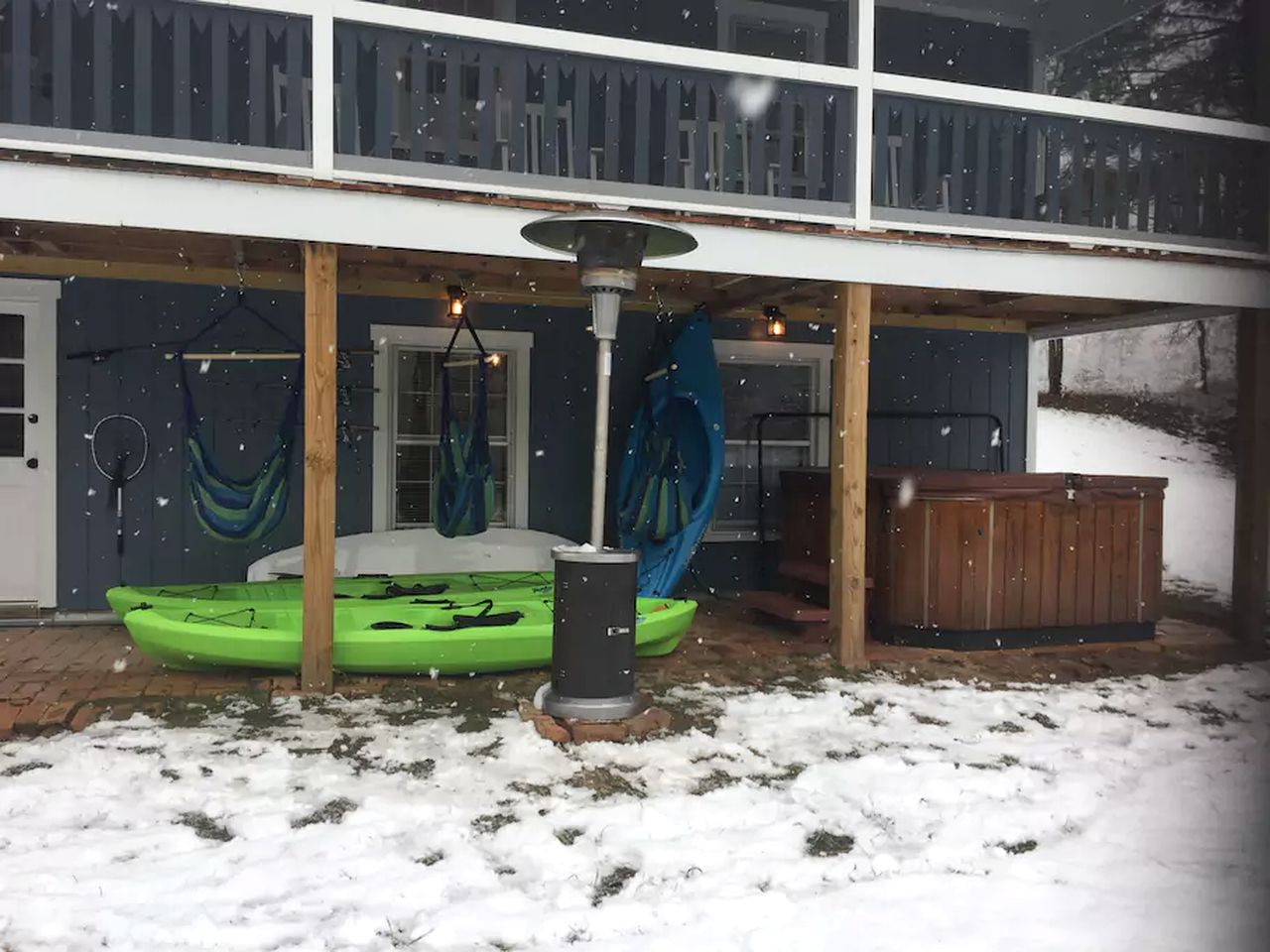 Spacious Cottage Getaway with Hot Tub near the Shenandoah River, Virginia