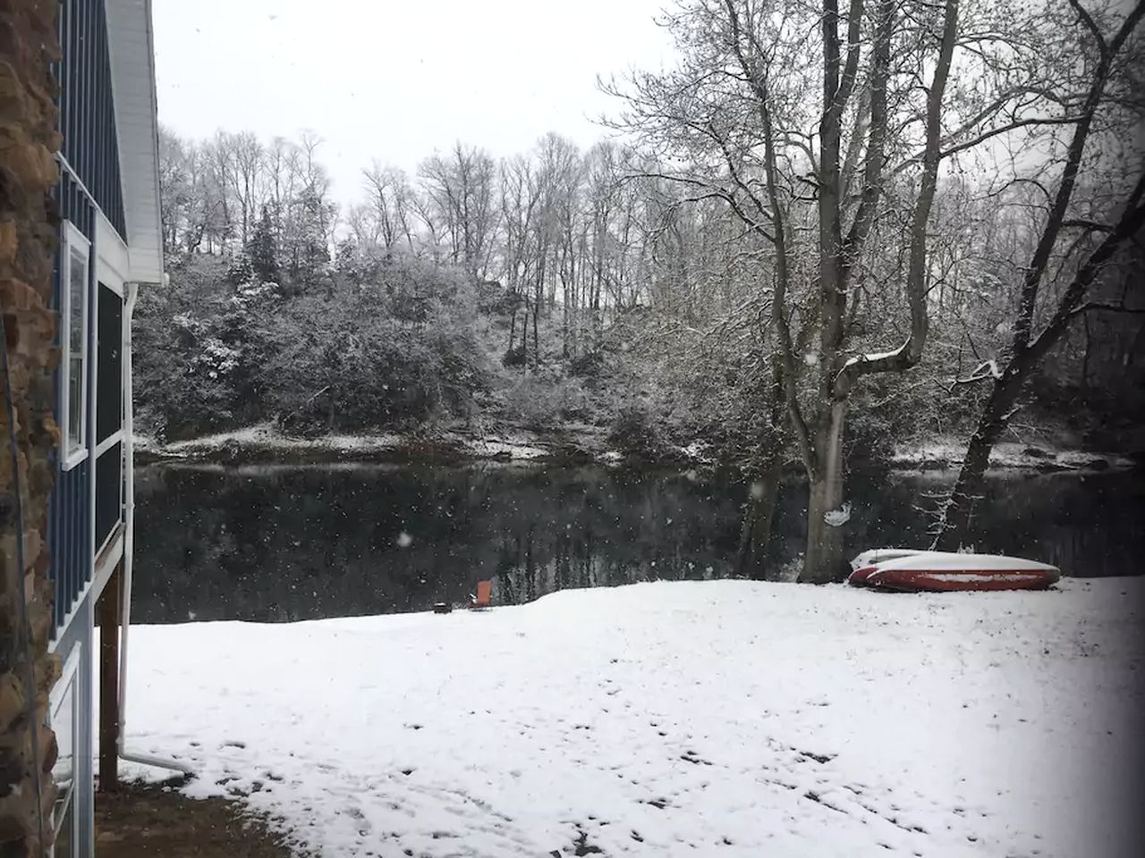 Spacious Cottage Getaway with Hot Tub near the Shenandoah River, Virginia