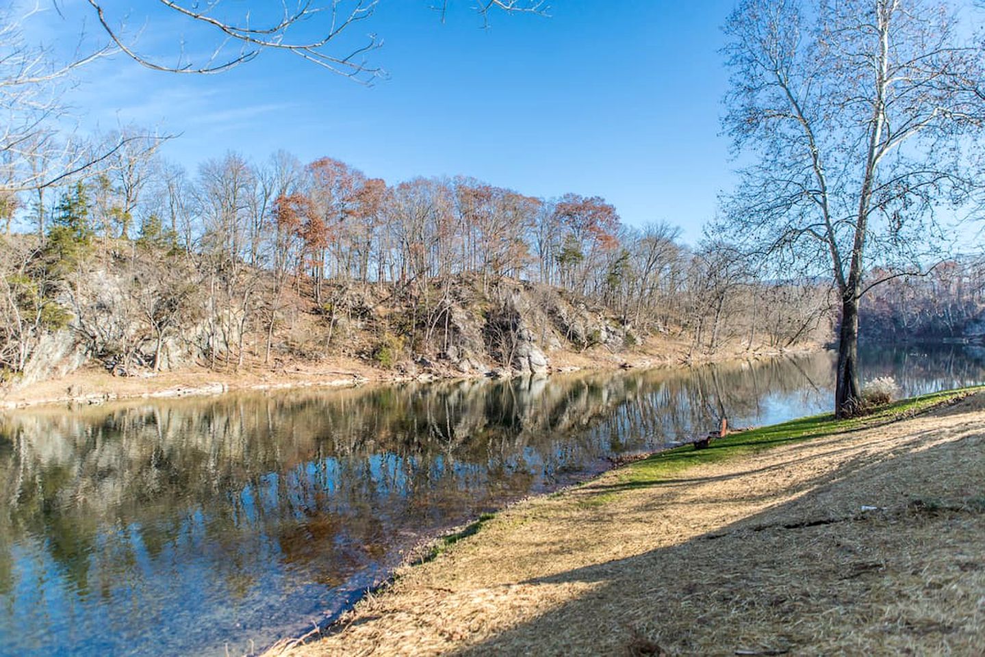 Spacious Cottage Getaway with Hot Tub near the Shenandoah River, Virginia