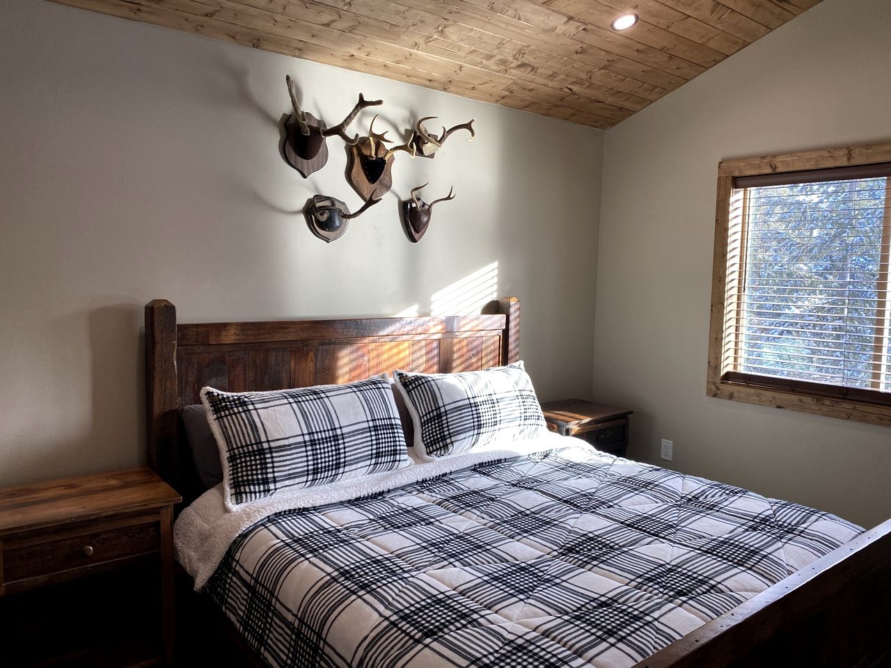 Gorgeous and Fully Equipped Cabin with Hot Tub in Duck Creek Village, Perfect for a Family Holiday in the Mountains