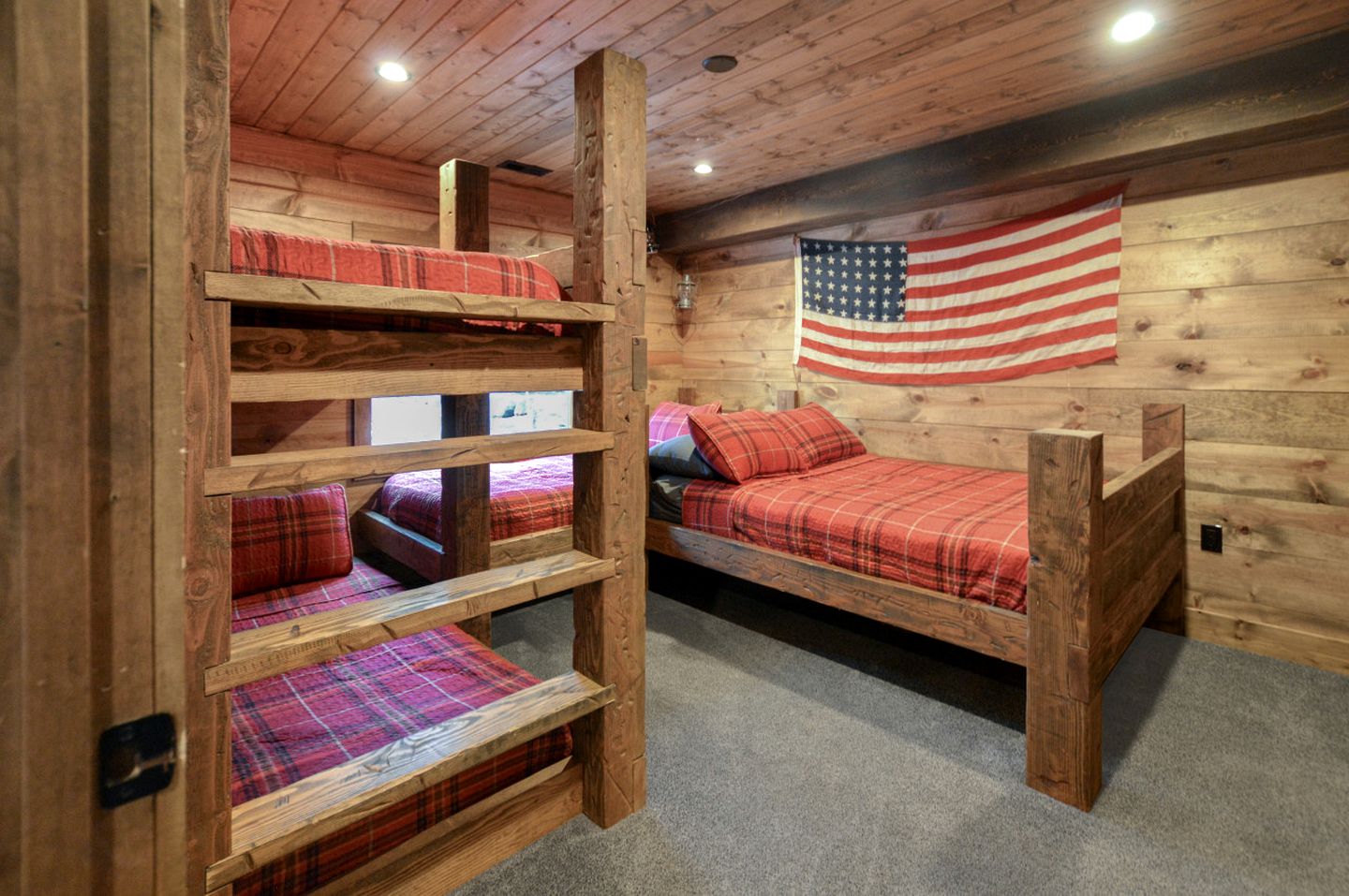 Gorgeous and Fully Equipped Cabin with Hot Tub in Duck Creek Village, Perfect for a Family Holiday in the Mountains