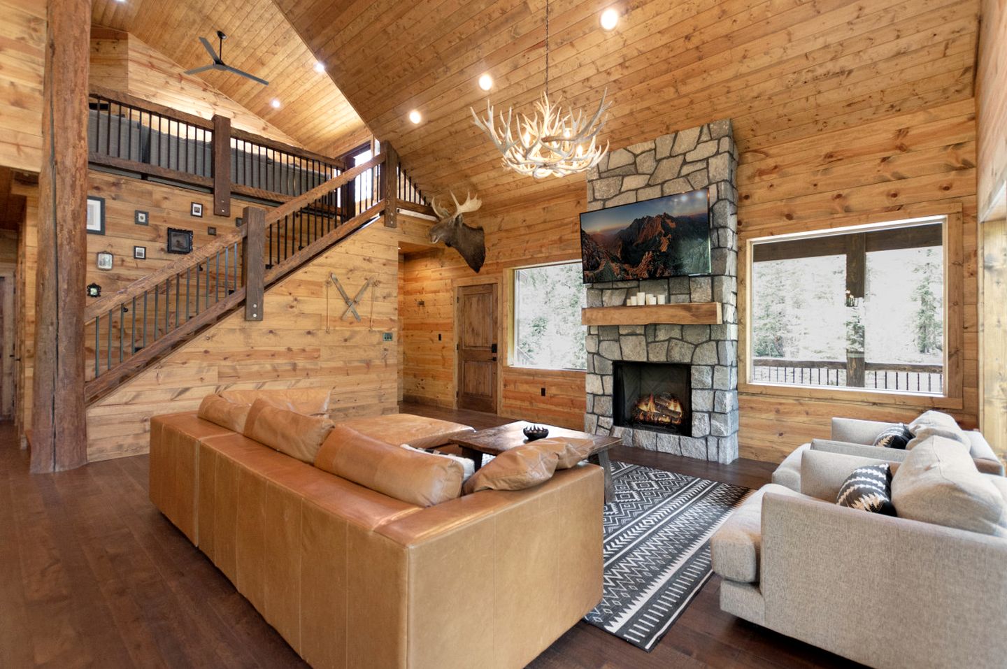 Gorgeous and Fully Equipped Cabin with Hot Tub in Duck Creek Village, Perfect for a Family Holiday in the Mountains