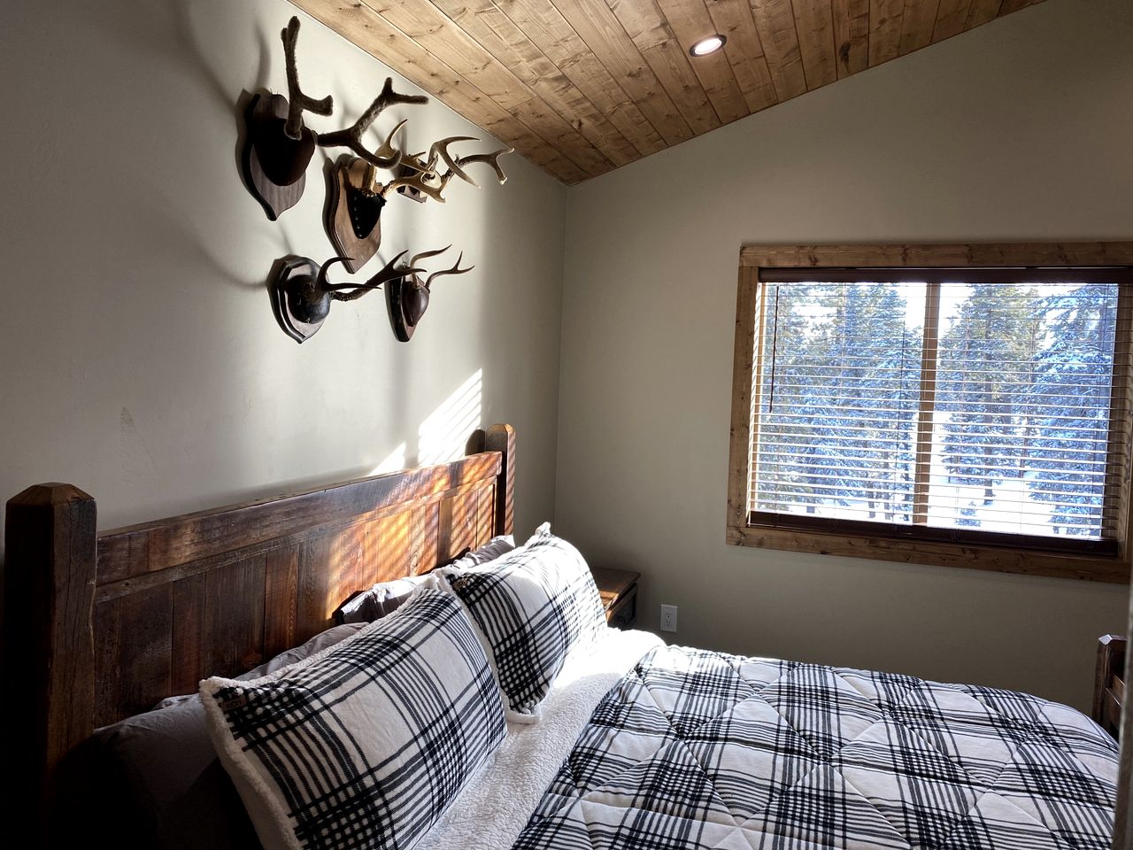 Gorgeous and Fully Equipped Cabin with Hot Tub in Duck Creek Village, Perfect for a Family Holiday in the Mountains