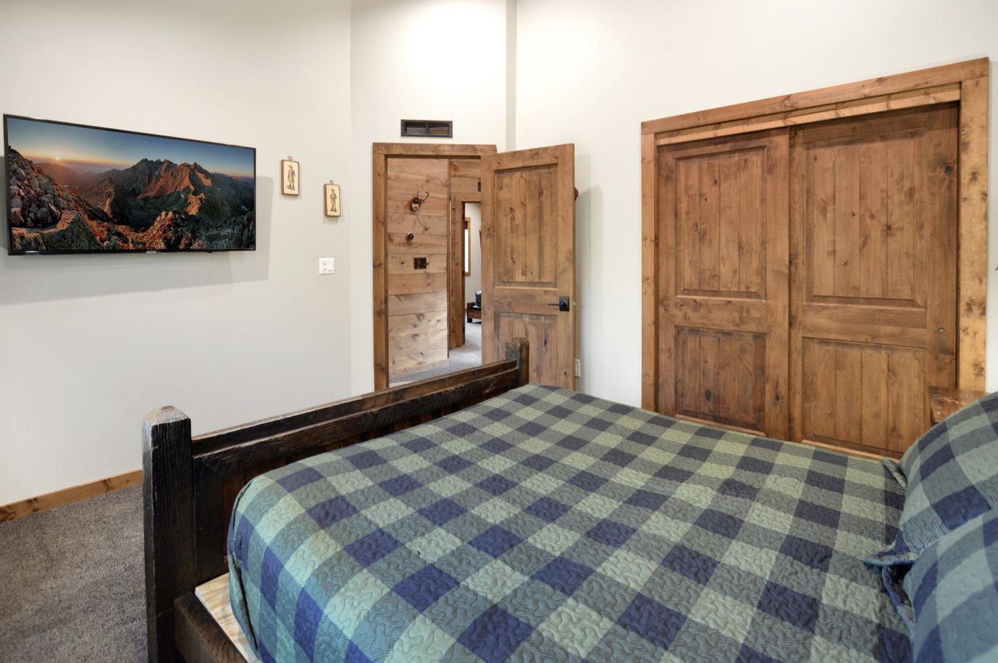 Gorgeous and Fully Equipped Cabin with Hot Tub in Duck Creek Village, Perfect for a Family Holiday in the Mountains