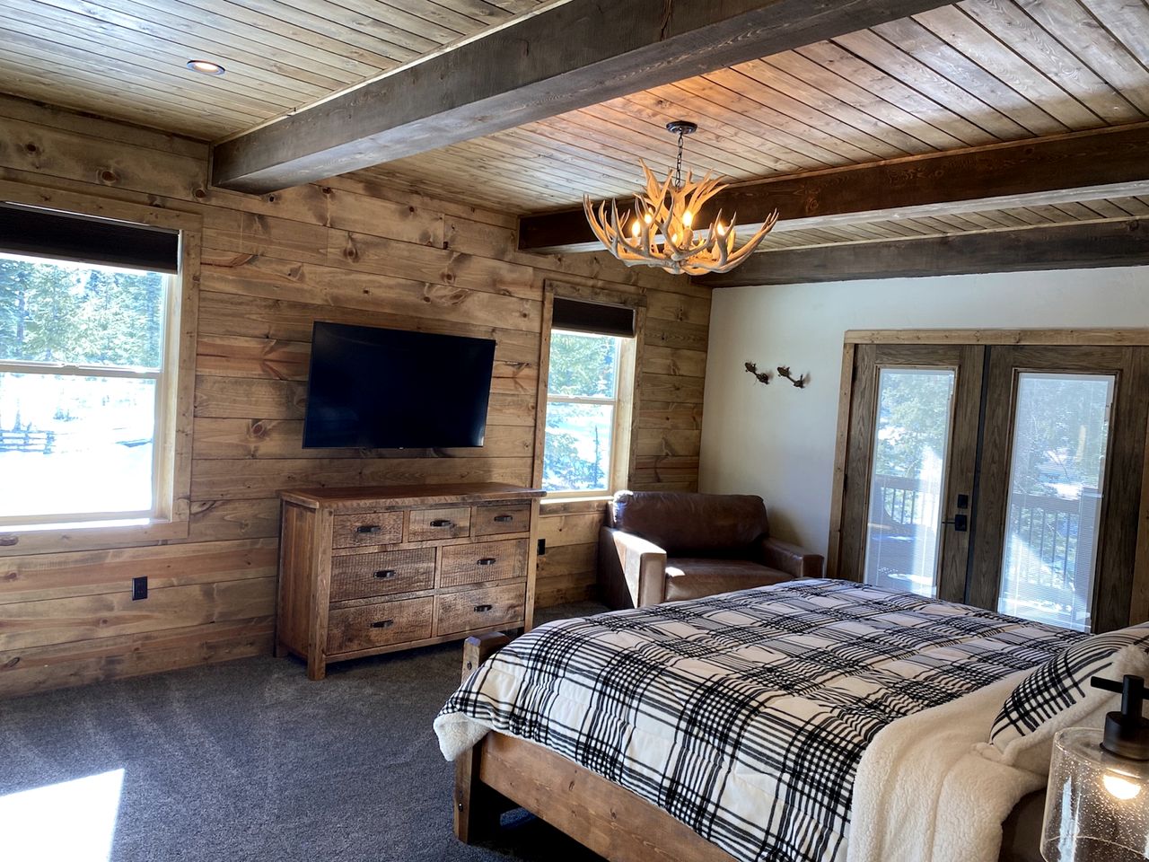 Gorgeous and Fully Equipped Cabin with Hot Tub in Duck Creek Village, Perfect for a Family Holiday in the Mountains