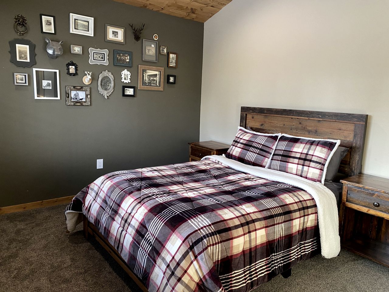 Gorgeous and Fully Equipped Cabin with Hot Tub in Duck Creek Village, Perfect for a Family Holiday in the Mountains
