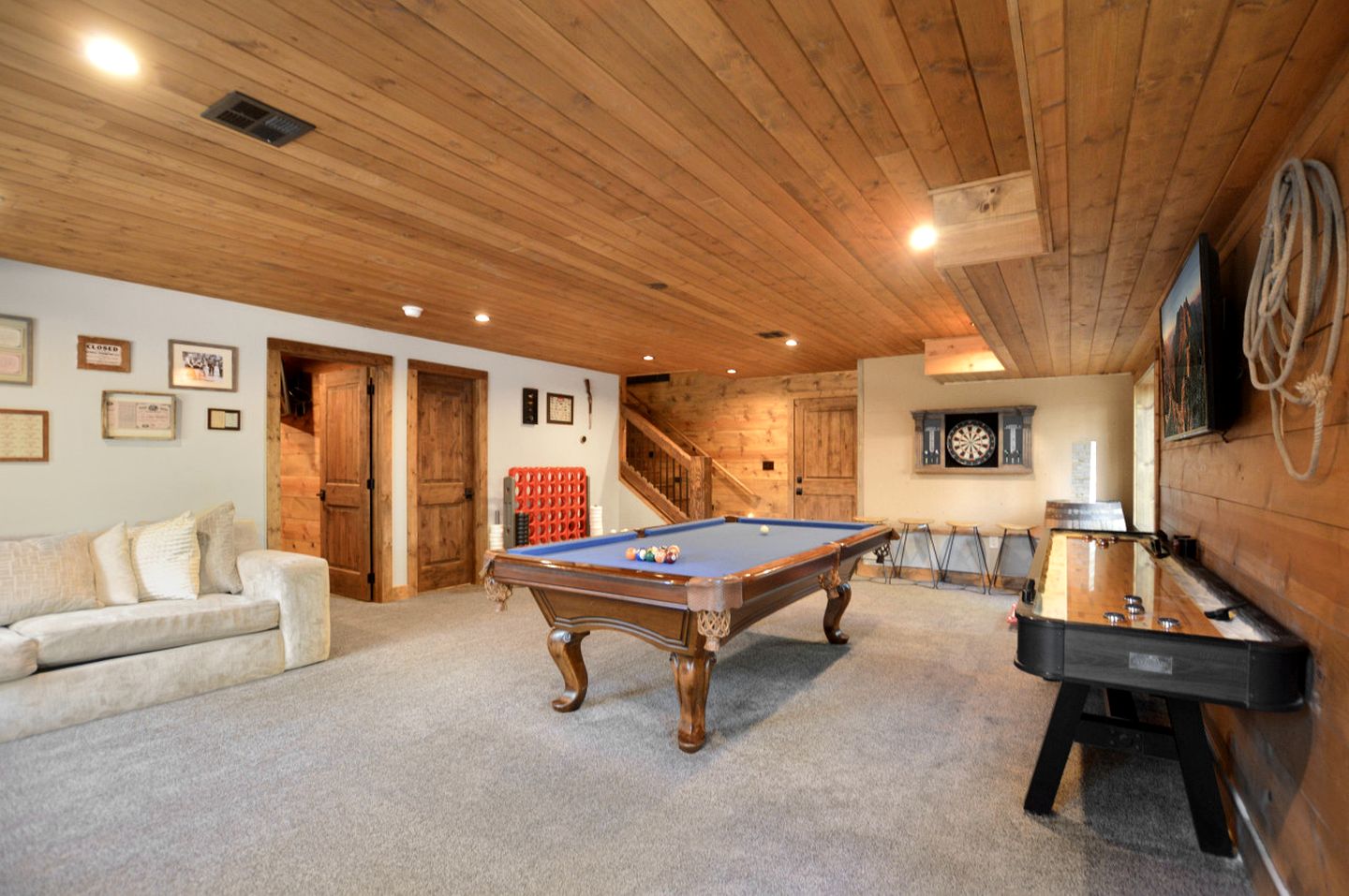Gorgeous and Fully Equipped Cabin with Hot Tub in Duck Creek Village, Perfect for a Family Holiday in the Mountains