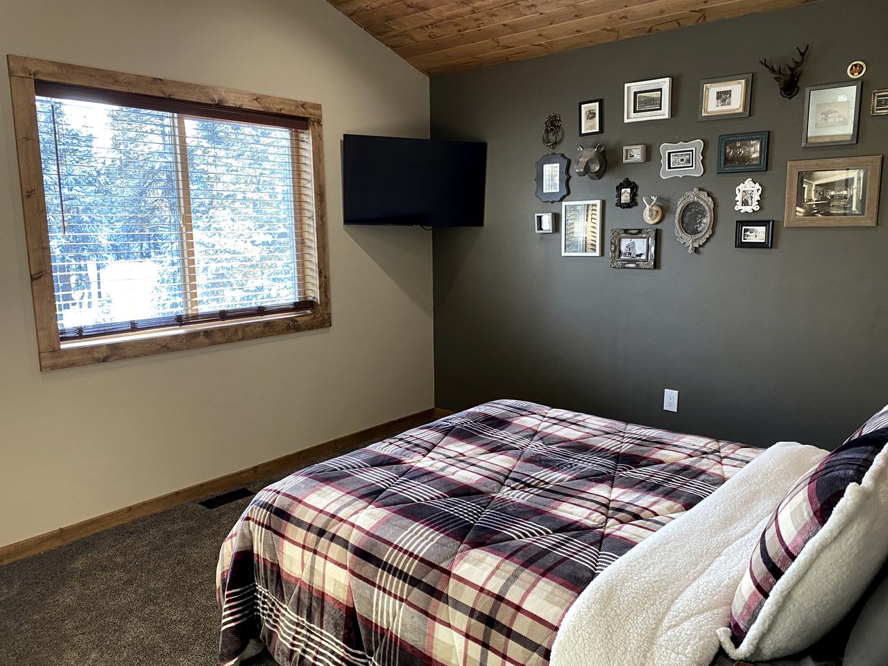 Gorgeous and Fully Equipped Cabin with Hot Tub in Duck Creek Village, Perfect for a Family Holiday in the Mountains