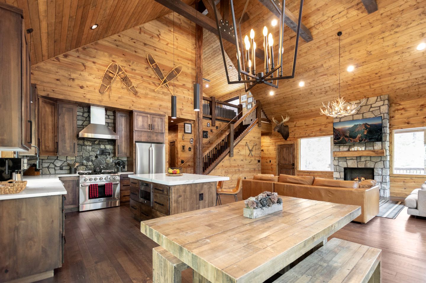 Gorgeous and Fully Equipped Cabin with Hot Tub in Duck Creek Village, Perfect for a Family Holiday in the Mountains