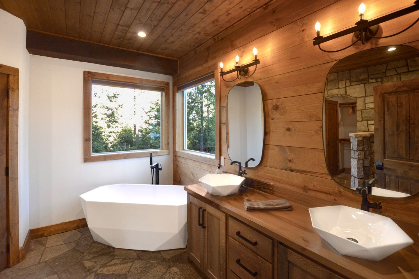 Gorgeous and Fully Equipped Cabin with Hot Tub in Duck Creek Village, Perfect for a Family Holiday in the Mountains