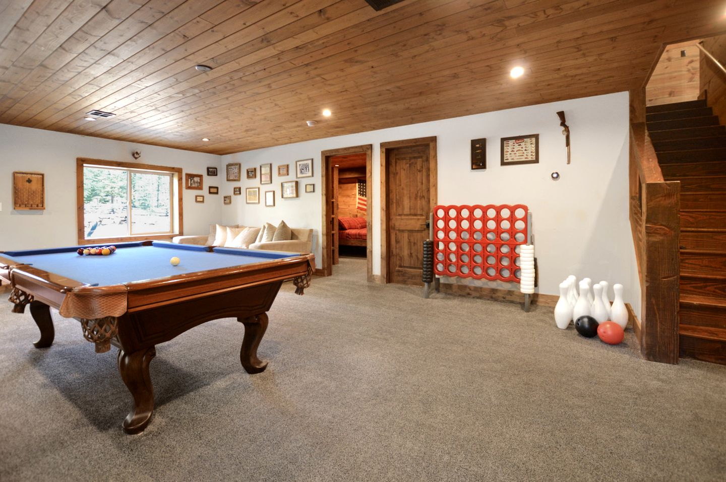 Gorgeous and Fully Equipped Cabin with Hot Tub in Duck Creek Village, Perfect for a Family Holiday in the Mountains
