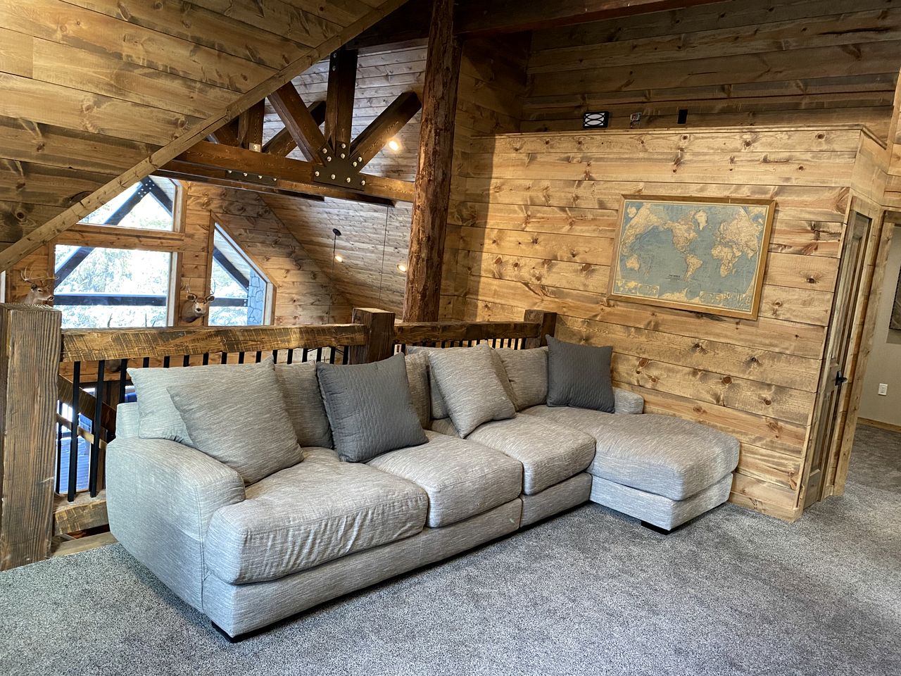 Gorgeous and Fully Equipped Cabin with Hot Tub in Duck Creek Village, Perfect for a Family Holiday in the Mountains