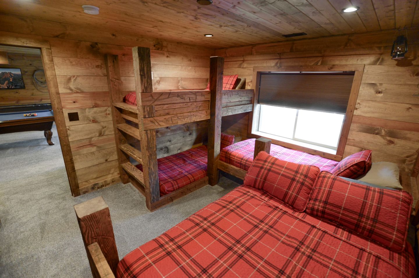 Gorgeous and Fully Equipped Cabin with Hot Tub in Duck Creek Village, Perfect for a Family Holiday in the Mountains