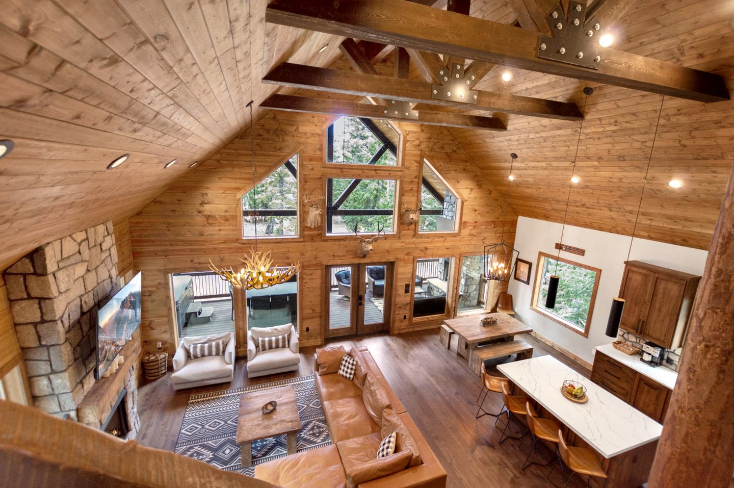 Gorgeous and Fully Equipped Cabin with Hot Tub in Duck Creek Village, Perfect for a Family Holiday in the Mountains