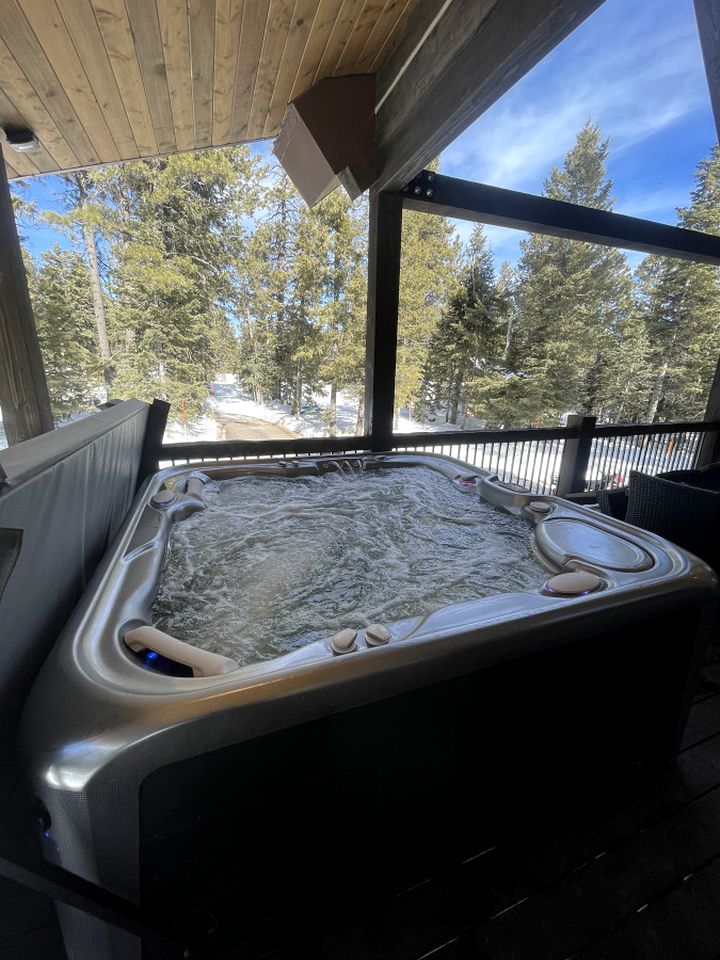 Gorgeous and Fully Equipped Cabin with Hot Tub in Duck Creek Village, Perfect for a Family Holiday in the Mountains