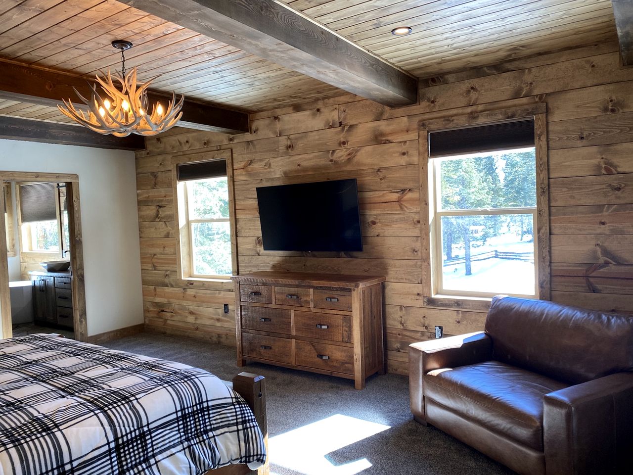 Gorgeous and Fully Equipped Cabin with Hot Tub in Duck Creek Village, Perfect for a Family Holiday in the Mountains