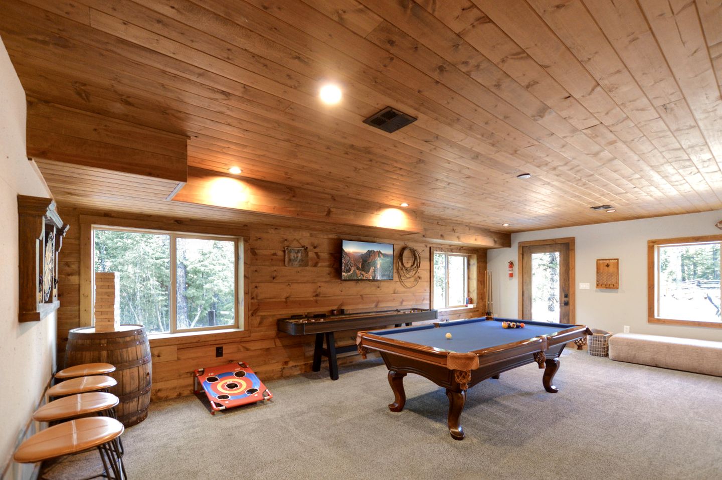 Gorgeous and Fully Equipped Cabin with Hot Tub in Duck Creek Village, Perfect for a Family Holiday in the Mountains