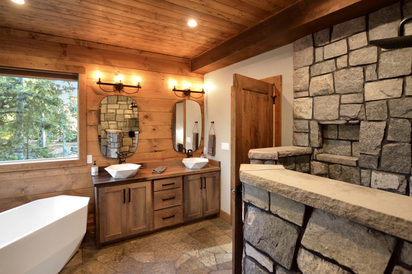 Gorgeous and Fully Equipped Cabin with Hot Tub in Duck Creek Village, Perfect for a Family Holiday in the Mountains