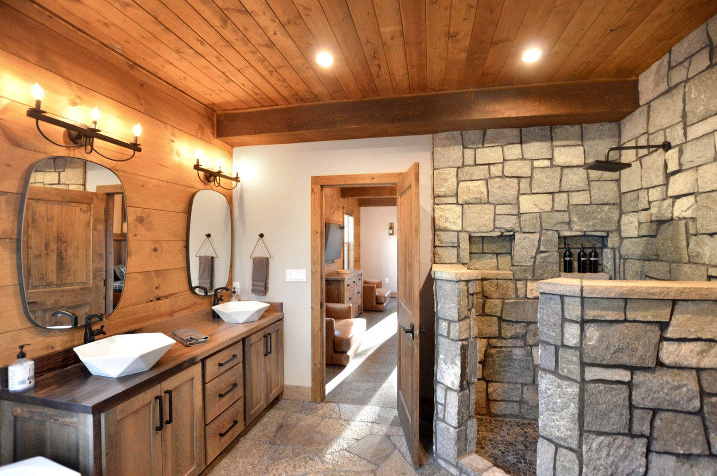 Gorgeous and Fully Equipped Cabin with Hot Tub in Duck Creek Village, Perfect for a Family Holiday in the Mountains