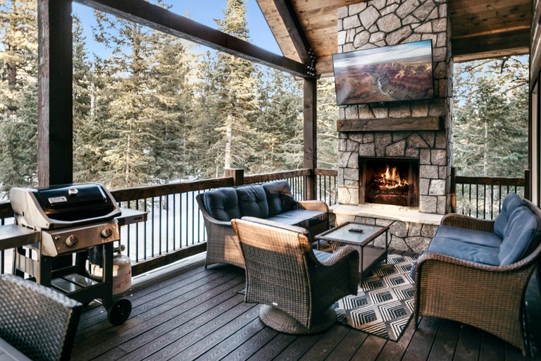 Gorgeous and Fully Equipped Cabin with Hot Tub in Duck Creek Village, Perfect for a Family Holiday in the Mountains