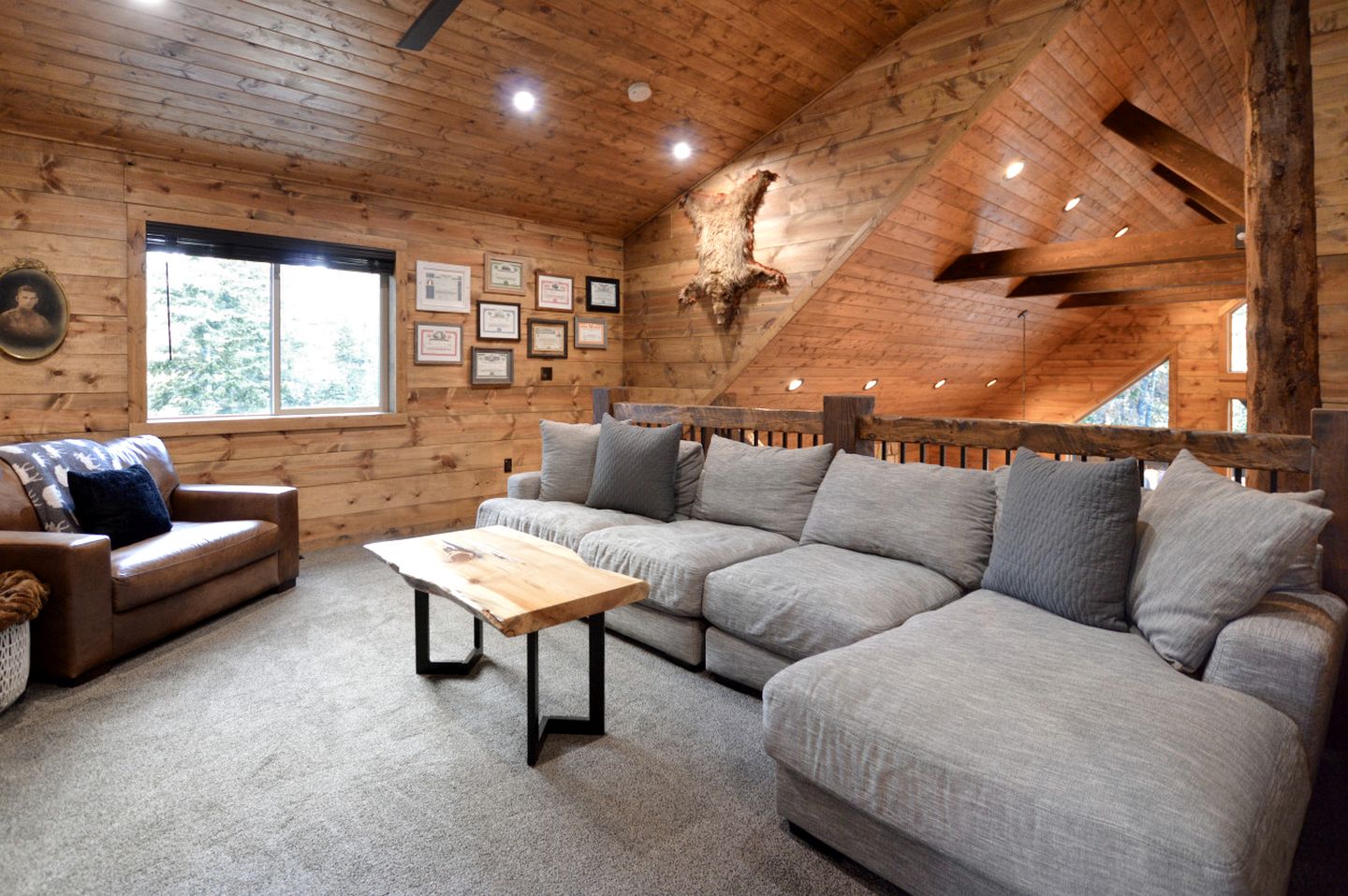 Gorgeous and Fully Equipped Cabin with Hot Tub in Duck Creek Village, Perfect for a Family Holiday in the Mountains