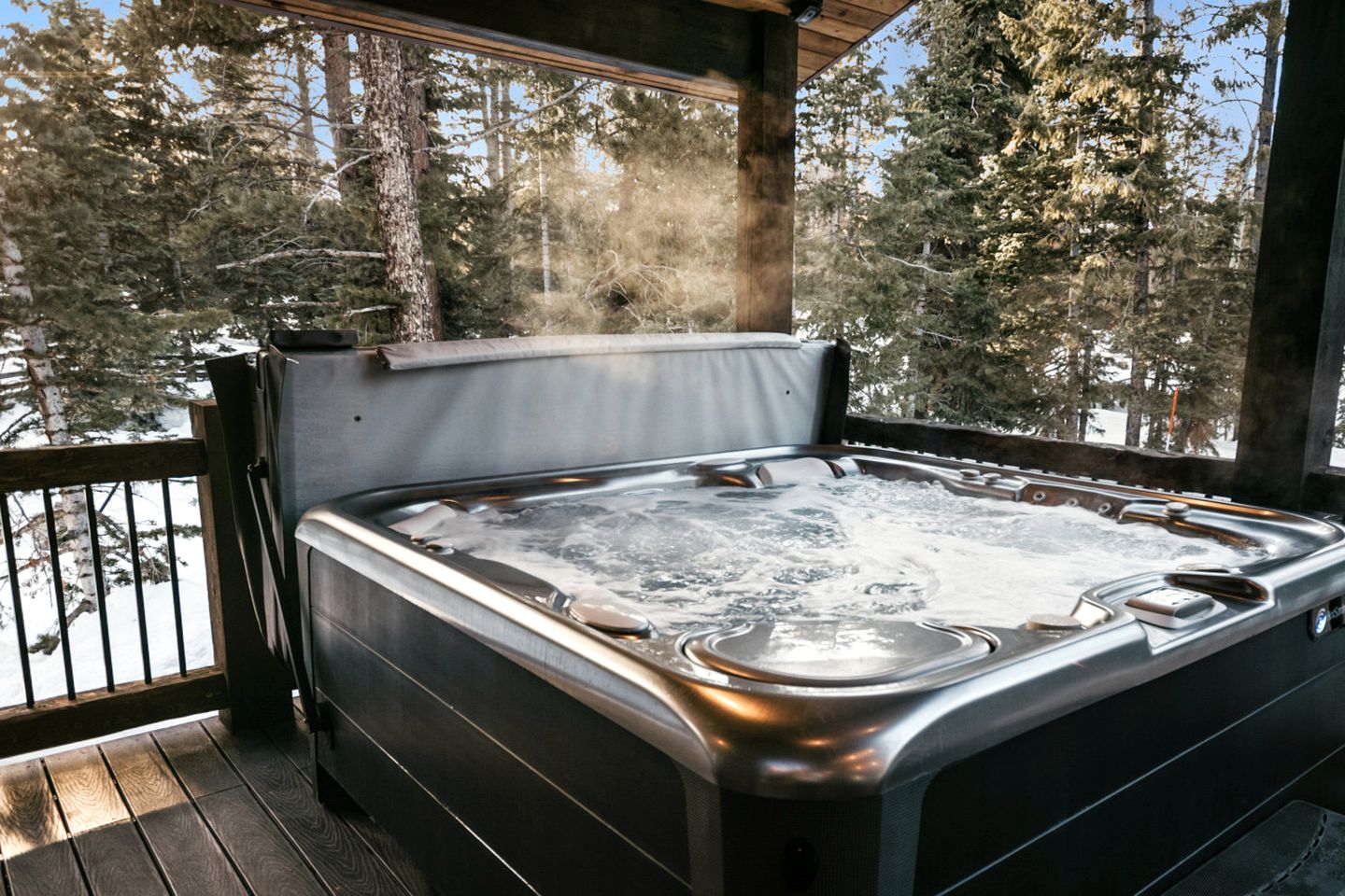 Gorgeous and Fully Equipped Cabin with Hot Tub in Duck Creek Village, Perfect for a Family Holiday in the Mountains
