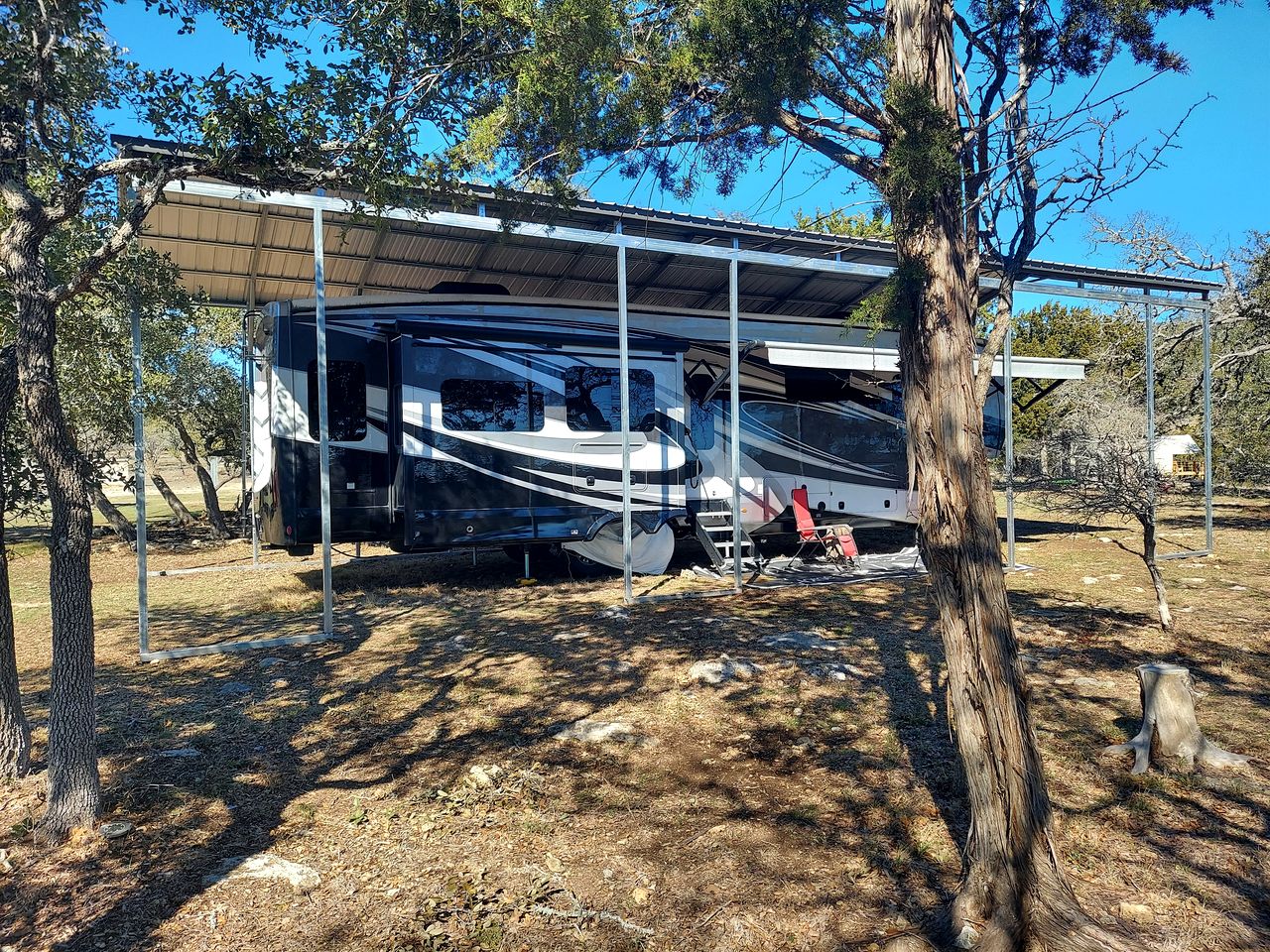 One of a Kind Converted School Bus Offers Scenic, Texan Tranquility in Purdon Groves