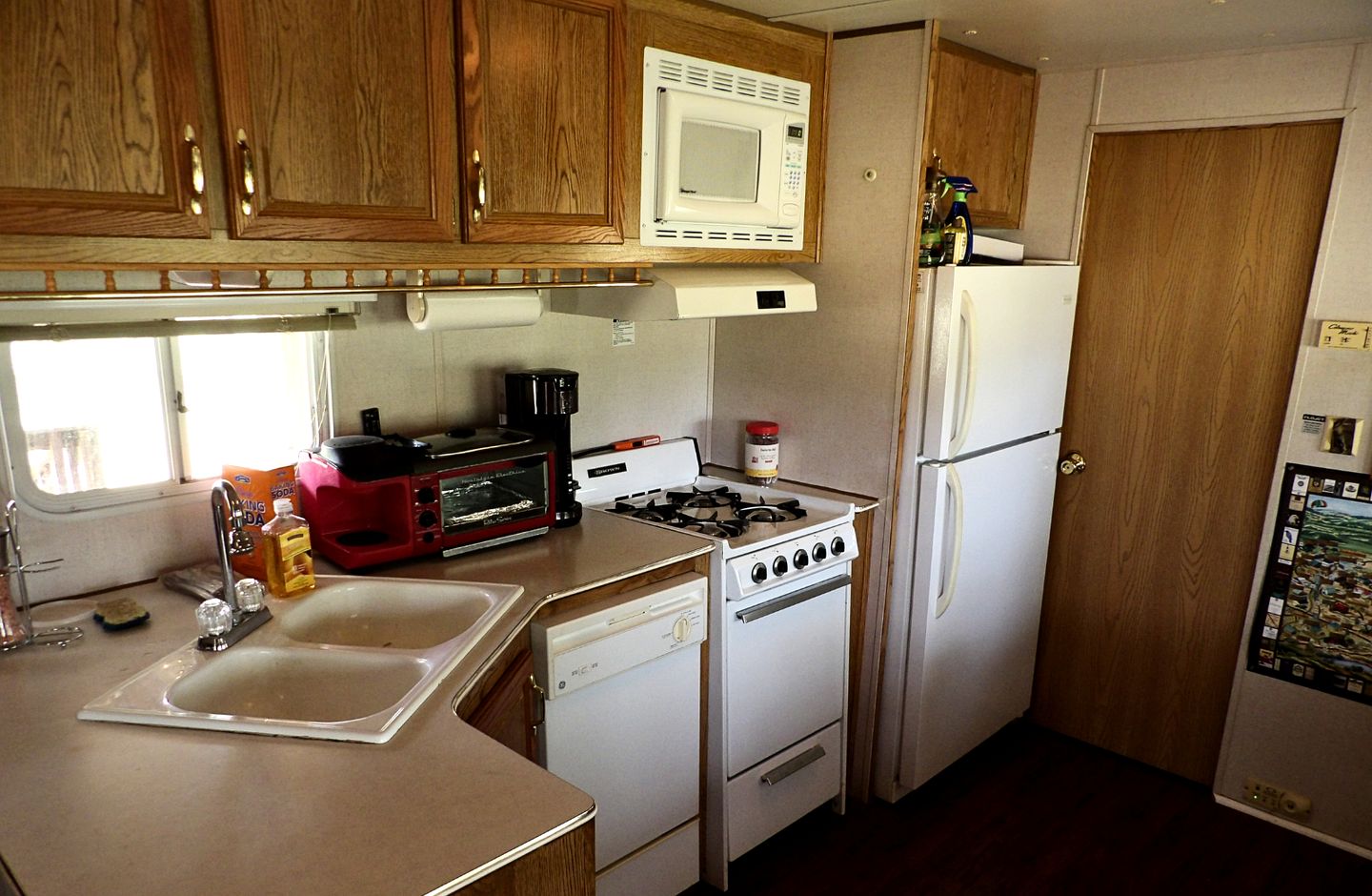 One of a Kind Converted School Bus Offers Scenic, Texan Tranquility in Purdon Groves