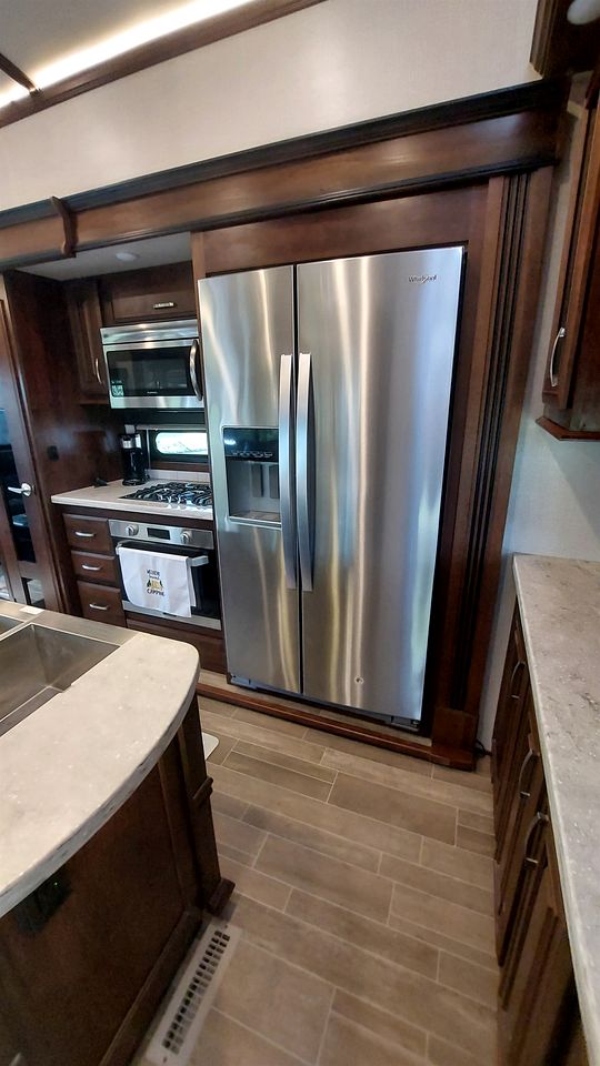 One of a Kind Converted School Bus Offers Scenic, Texan Tranquility in Purdon Groves