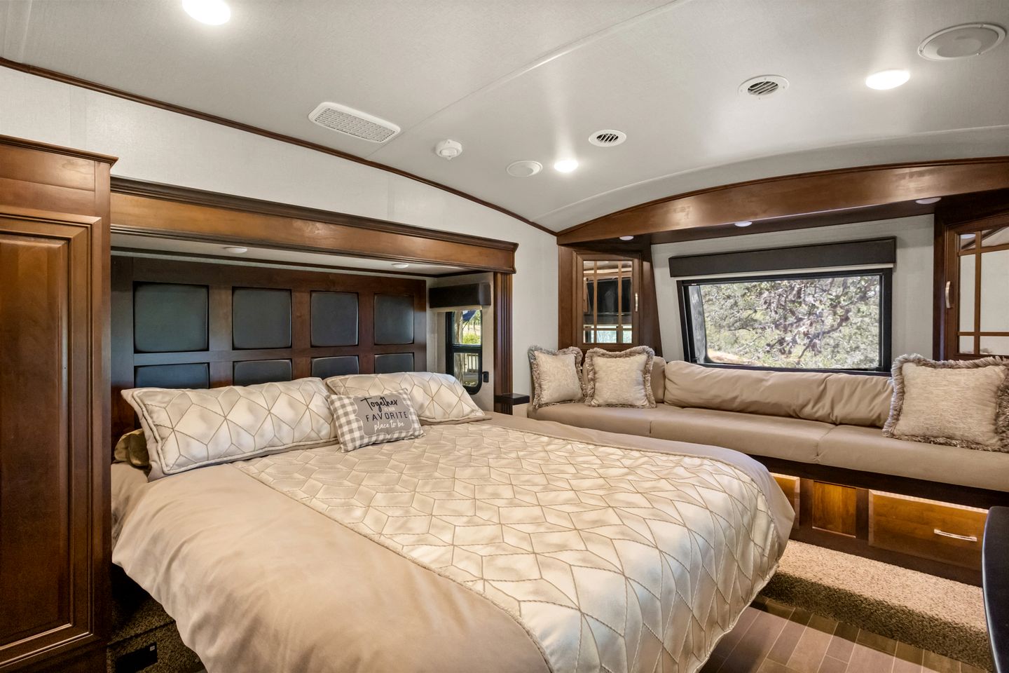 One of a Kind Converted School Bus Offers Scenic, Texan Tranquility in Purdon Groves