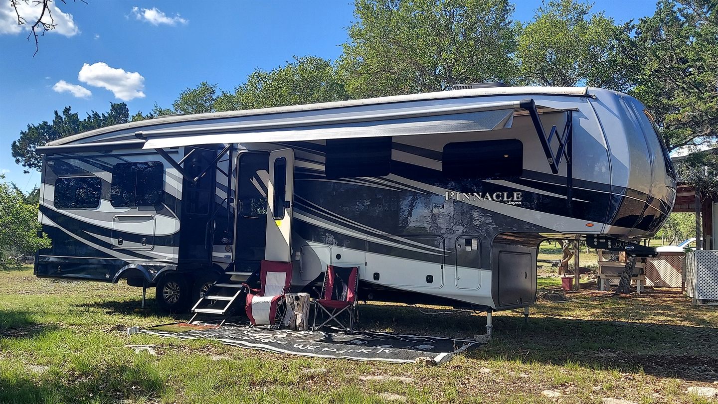 One of a Kind Converted School Bus Offers Scenic, Texan Tranquility in Purdon Groves