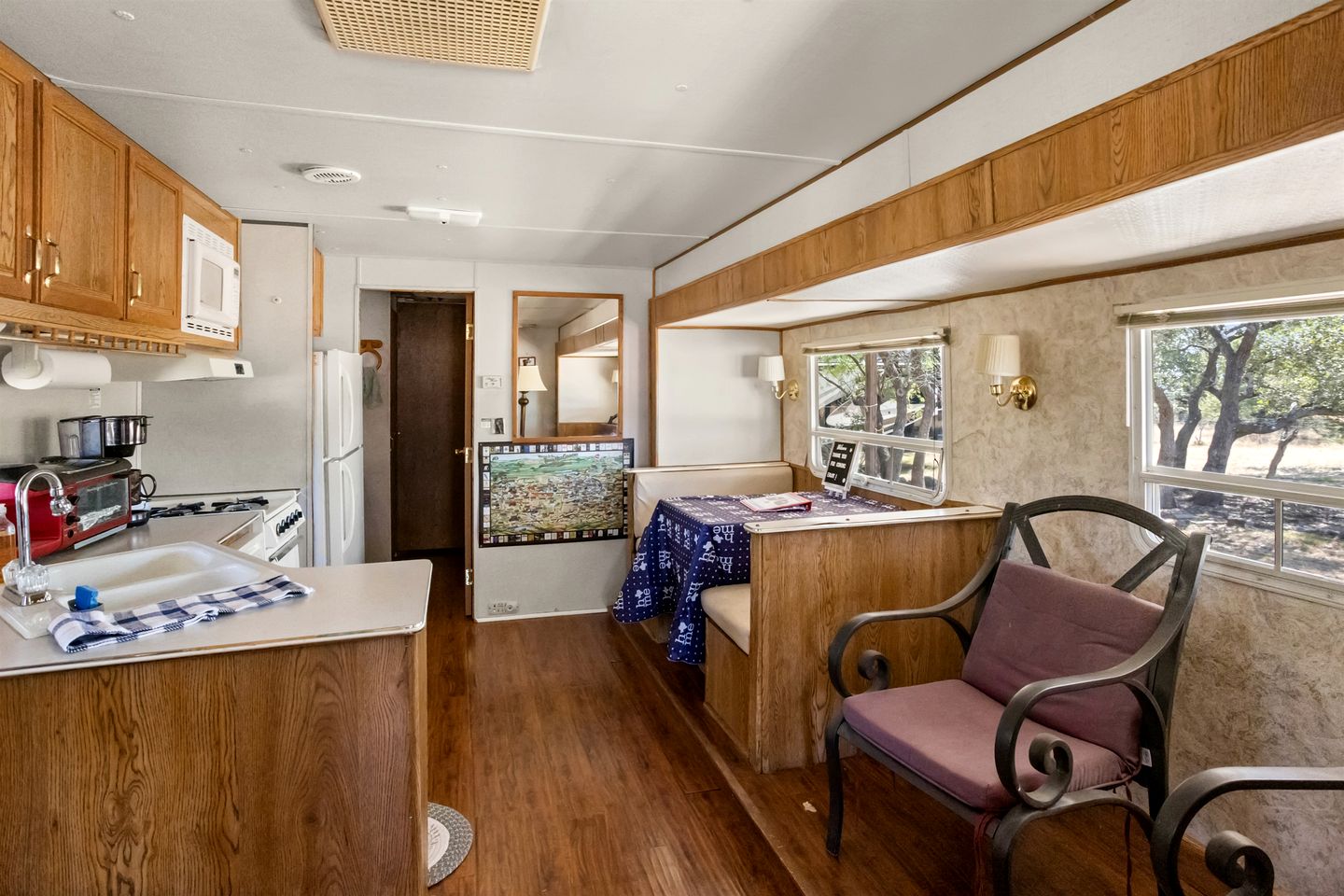 One of a Kind Converted School Bus Offers Scenic, Texan Tranquility in Purdon Groves