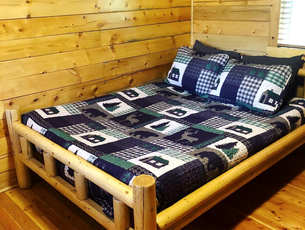 Four-Person Log Cabin Rental for Family-Friendly Getaway near Yosemite, California