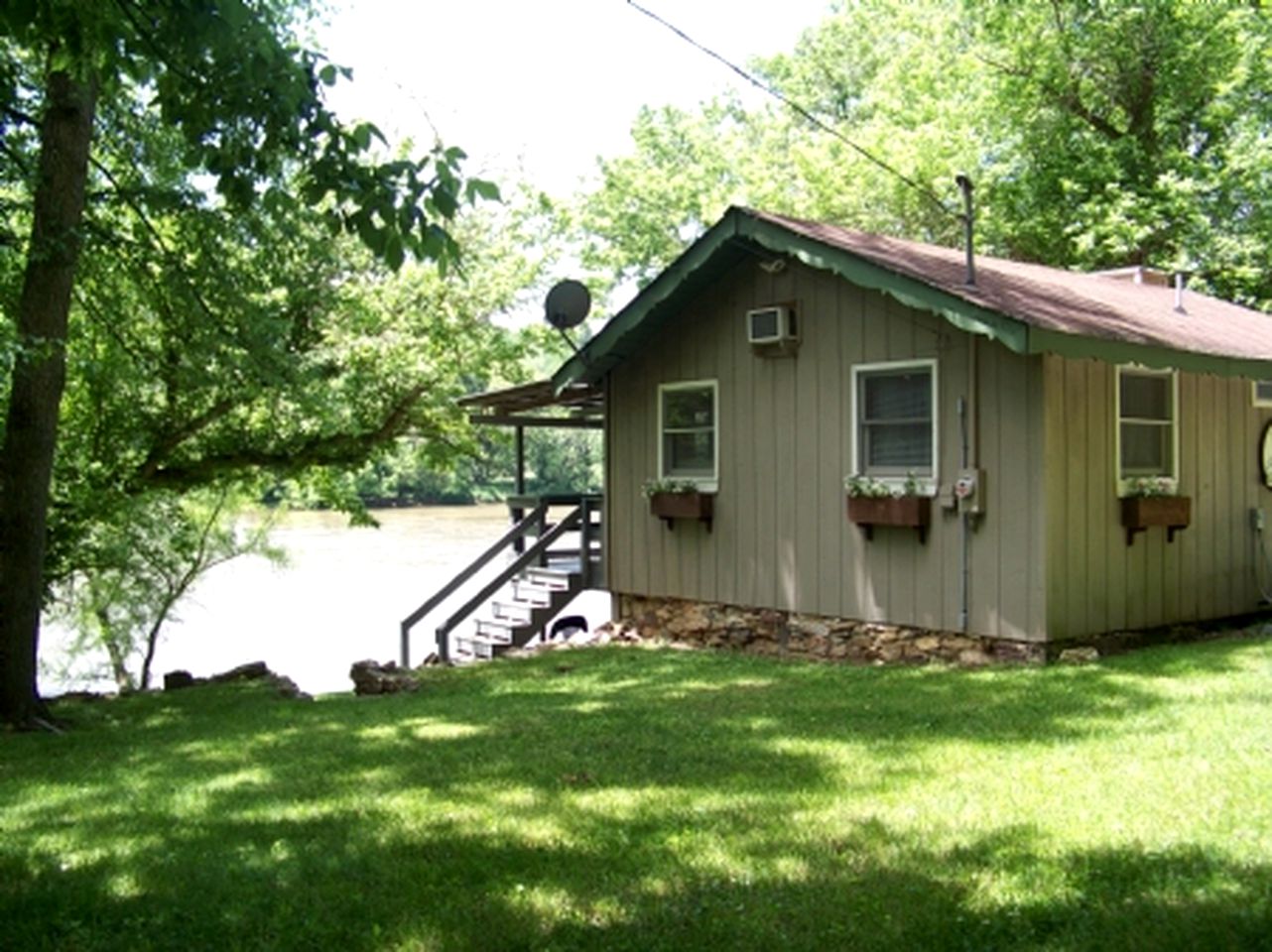 PetFriendly Waterfront Cabin Rental, Roanoke, Virginia