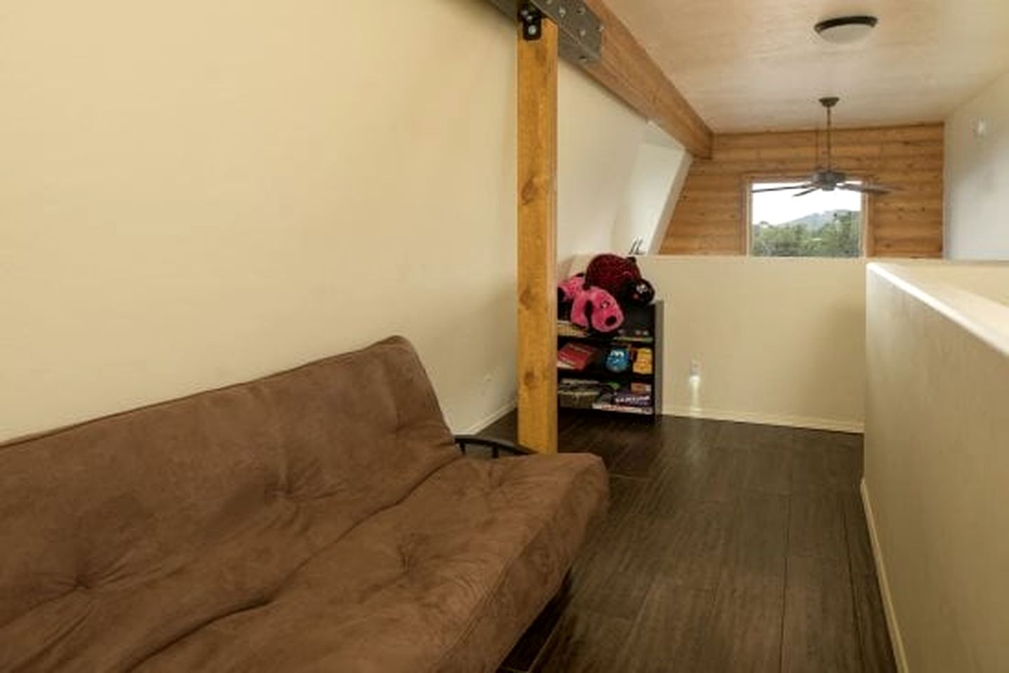 Remodeled, Pet Friendly Log Cabin near the Grand Canyon, Perfect for a Luxurious Glamping Getaway